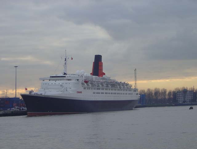 Cruiseschip ms Queen Elizabeth II van Cunard Line aan de Cruise Terminal Rotterdam